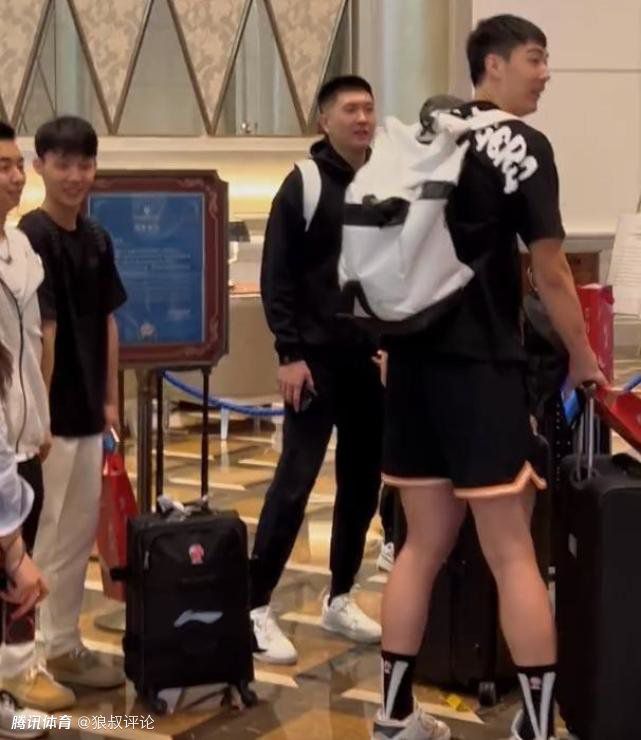 由;小K克里斯汀;斯图尔特饰演的萨宾娜、;黑美人埃拉;巴林斯卡饰演的前军情六处特工简，在博斯利的安排下与艾琳娜组成;天使联盟，直面全球危机共抗邪恶势力